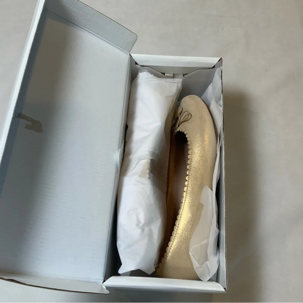ELEPHANTITO SCALLOPED BALLERINA SUEDE GOLD.Size 4